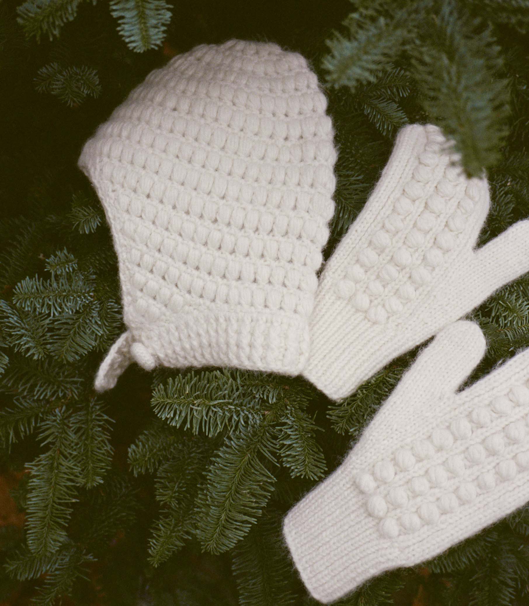 VERBIER MITTENS -- IVORY